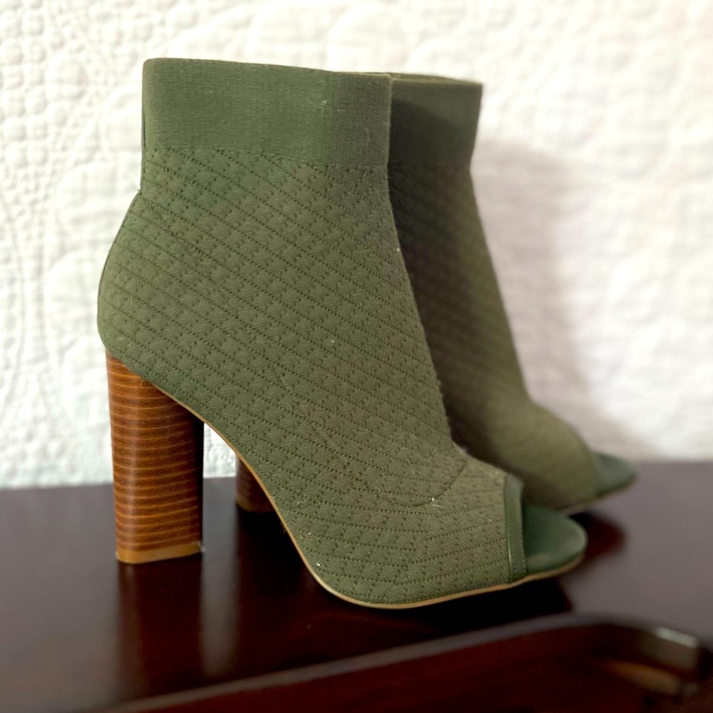 Gianni Binni sock open toe heals in green new w/o tags